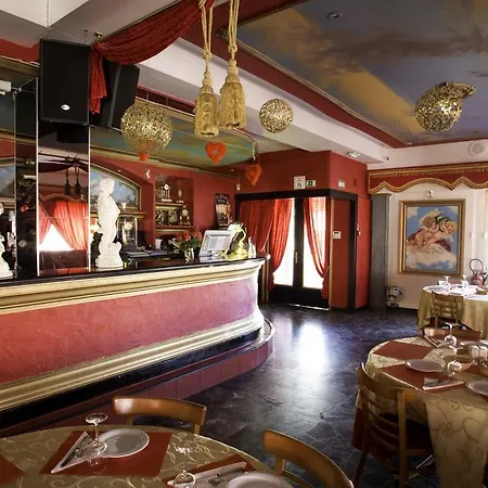 ホテル アルベルゴ オテル サン・ローラン・デュ・ヴァール