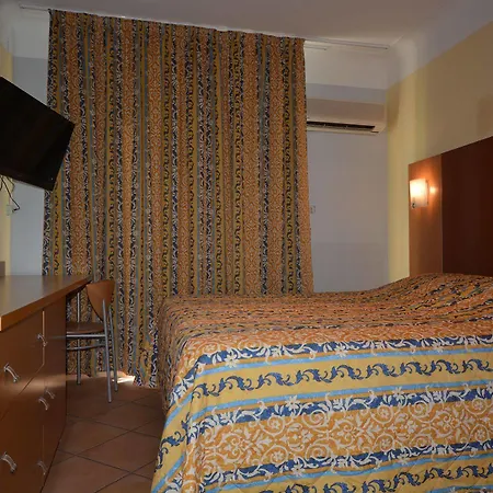 Albergo Hotel 2* Saint-Laurent-du-Var